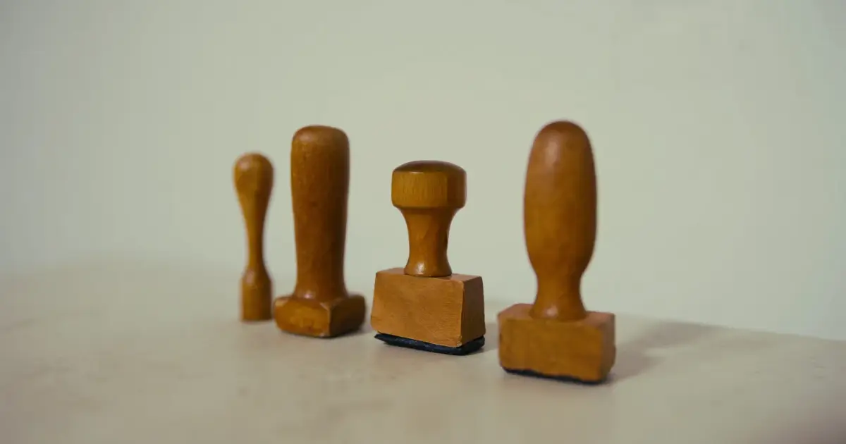 크기가 다른 나무 도장 네 개